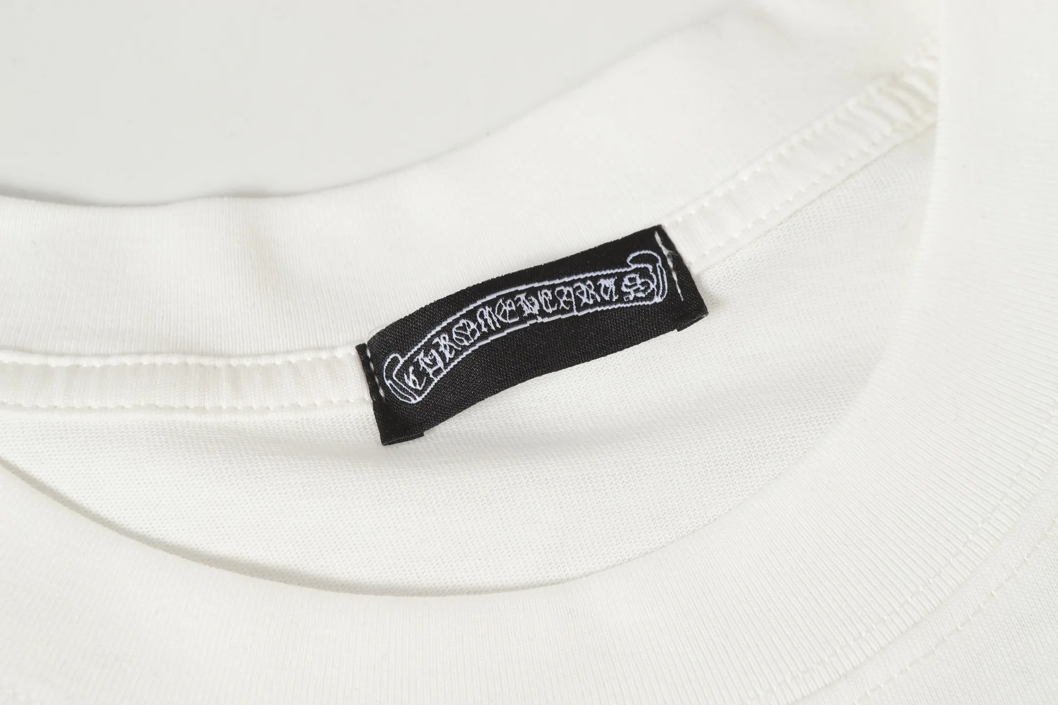 P160 Chrome Hearts CH Chrome Hearts Heavy Industry Horseshoe Sanskrit appliqué embroidered short-sleeved T-shirt. Use imported Tajima machine embroidery. Correct configuration. Black 2025 Chrome Hearts ZP packaging bag. 240 grams of custom-dyed double yarn cotton. Large version. Loose and stylish. Differentiated from low version, slim and long version with upper body and hip pull. 100% commitment: top quality. Not fast food. Highest version on the market. Top quality - different from ordinary versions on the market. If you care about quality. You must also respect the price. Absolutely zero after-sales service. The return rate so far is 0. It’s hard not to love the style. - 240g custom-dyed double yarn fabric. - Correct high-density main mark, washed tag, hand-sewn.